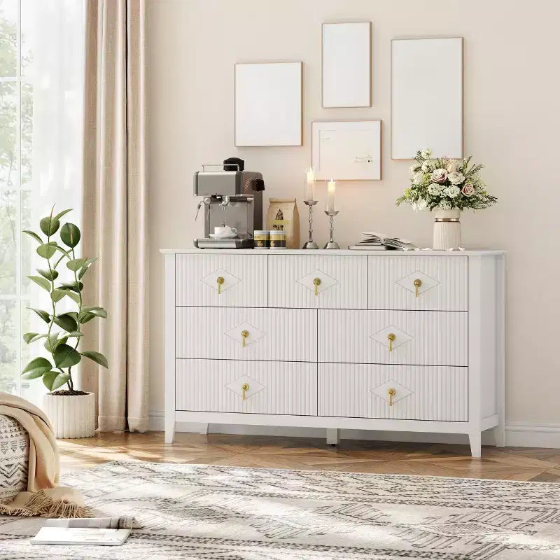 Commode de chambre à 7 tiroirs, commode en bois de 54 po de large avec poignées métalliques, organisateur de rangement pour vêtements cannelé, meuble TV de commode pour couloir