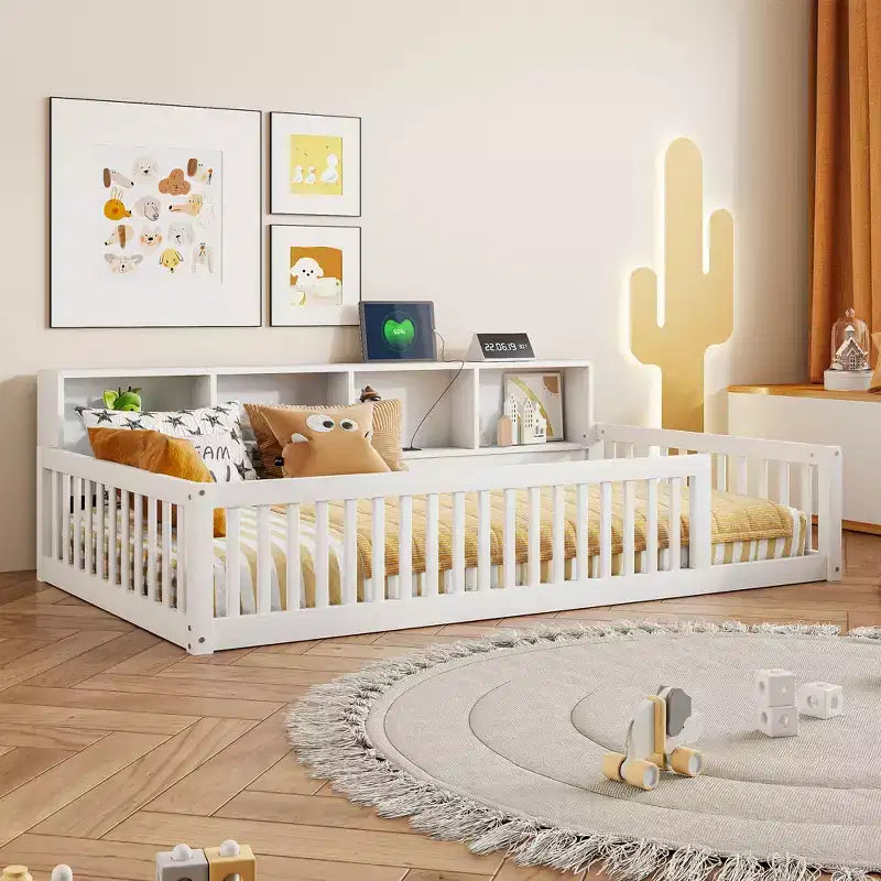 Lit de plancher Montessori pour enfants avec bibliothèque, lit de plancher simple XL avec station de charge, cadre de lit de plancher avec barrières de sécurité pour enfants, blanc
