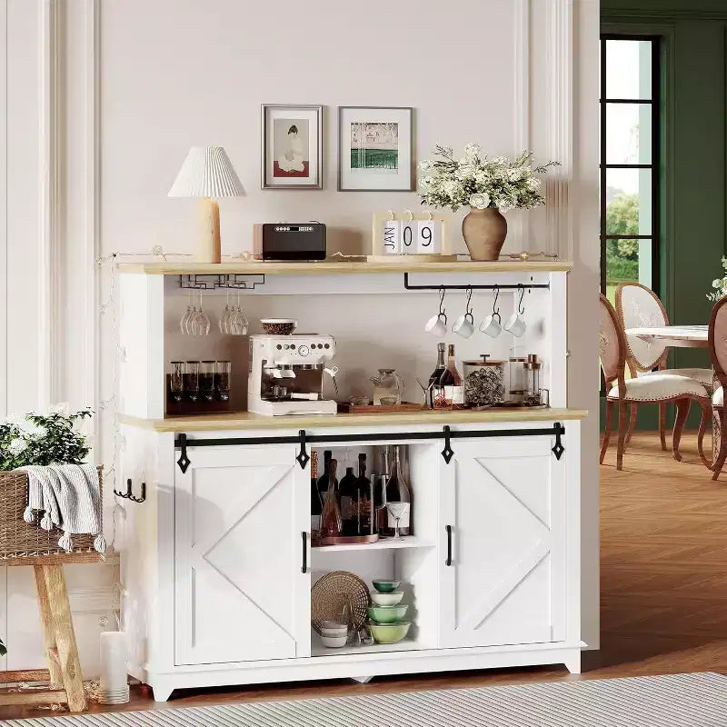 Meuble de bar à café de ferme de 55" avec prise de courant et lumières LED - Porte coulissante de grange, casier à vin, station de recharge USB | Noir/Marron/Blanc