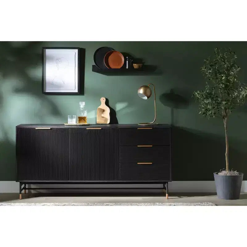 Bahut moderne du milieu du siècle avec portes et tiroirs cannelés, frêne chêne/doré, la texture rencontre la chaleur, un style facile.