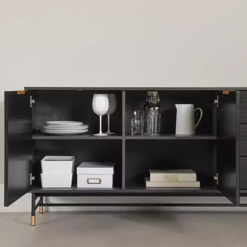 Bahut moderne du milieu du siècle avec portes et tiroirs cannelés, frêne chêne/doré, la texture rencontre la chaleur, un style facile.