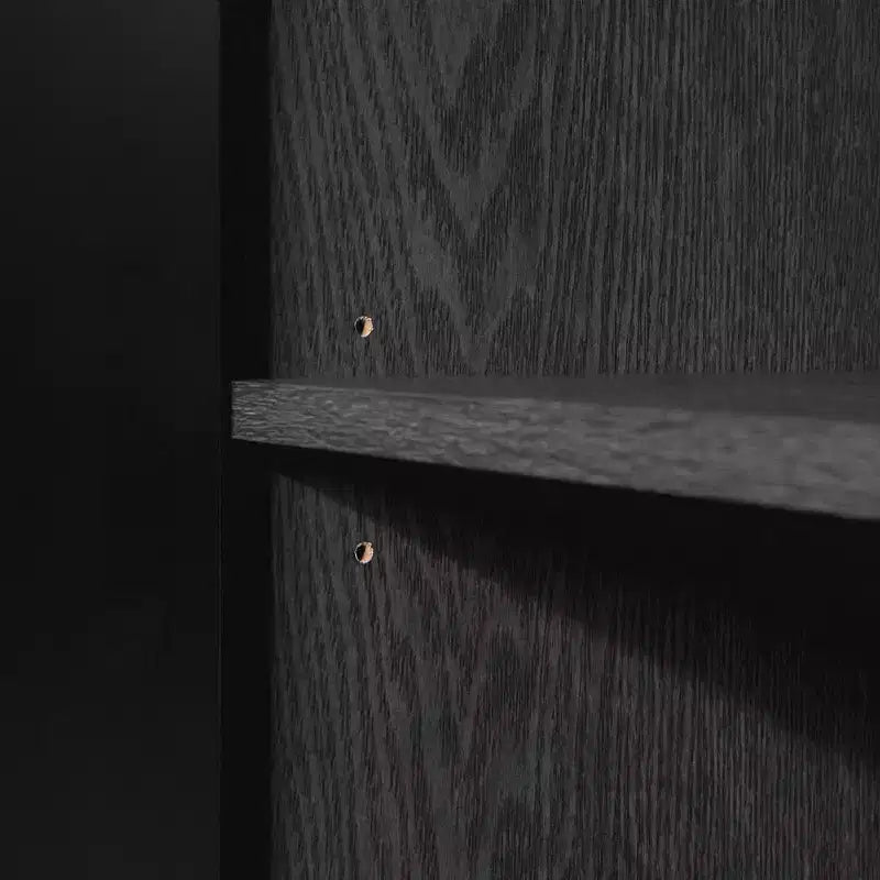Bahut moderne du milieu du siècle avec portes et tiroirs cannelés, frêne chêne/doré, la texture rencontre la chaleur, un style facile.