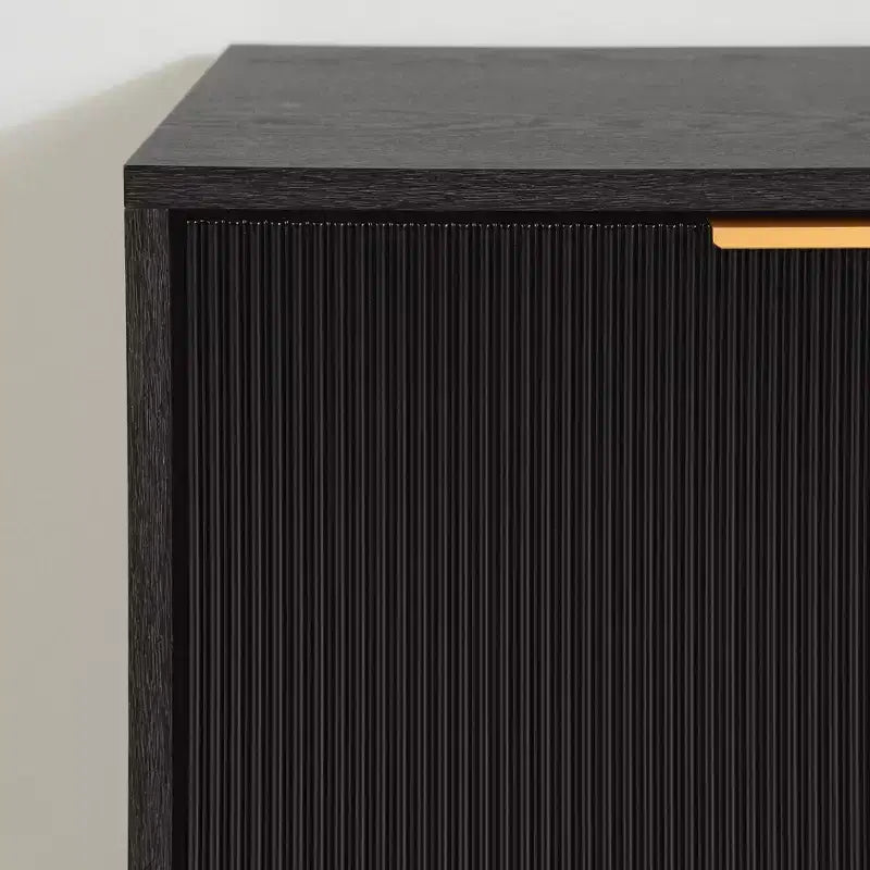 Bahut moderne du milieu du siècle avec portes et tiroirs cannelés, frêne chêne/doré, la texture rencontre la chaleur, un style facile.