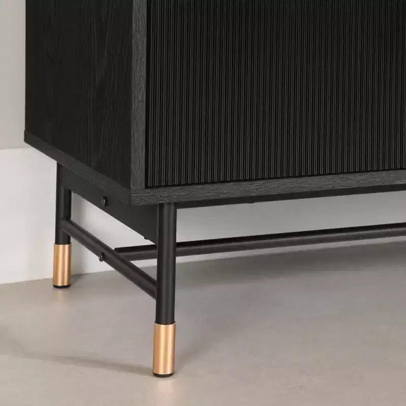 Bahut moderne du milieu du siècle avec portes et tiroirs cannelés, frêne chêne/doré, la texture rencontre la chaleur, un style facile.