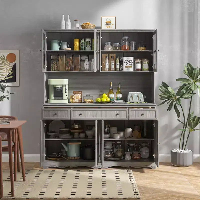 Buffet-bahut de rangement gris de 155,4 cm avec garniture de base ornée
