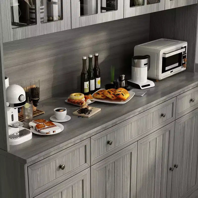 Buffet-bahut de rangement gris de 155,4 cm avec garniture de base ornée