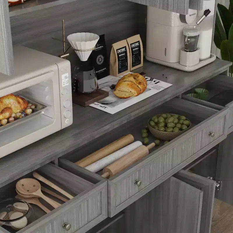 Buffet-bahut de rangement gris de 155,4 cm avec garniture de base ornée
